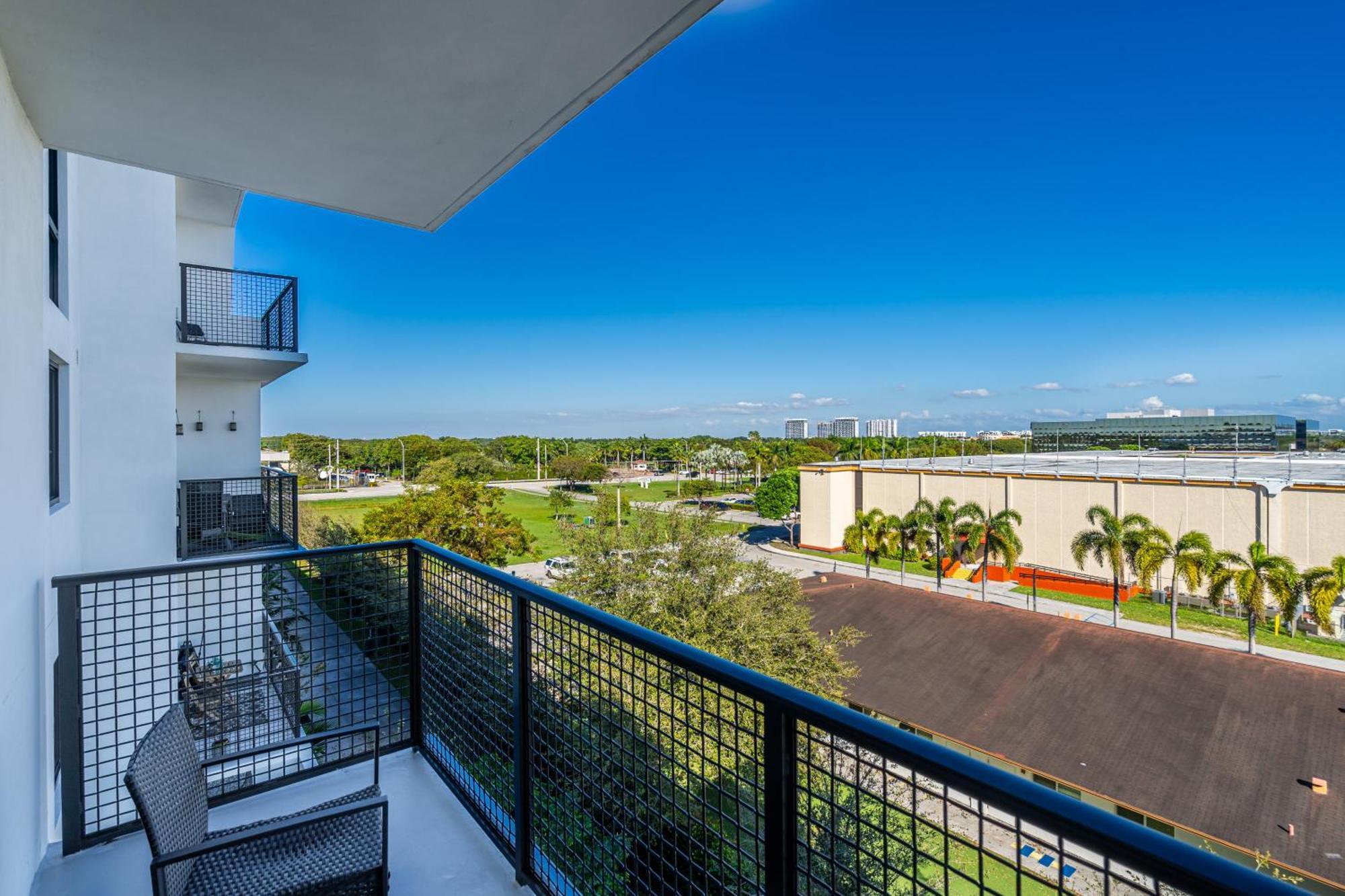 Amazing 2 Bedroom Unit In Doral Miami With Free Parking Hialeah Gardens Exterior photo